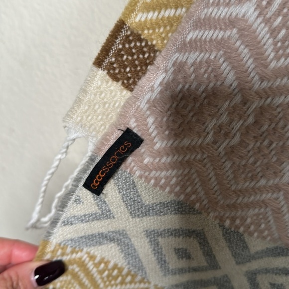 Boho  Aztec Santa Fe Print Fringe Scarf Shawl Throw Fringe Pastel Pink Ivory - Picture 8 of 9